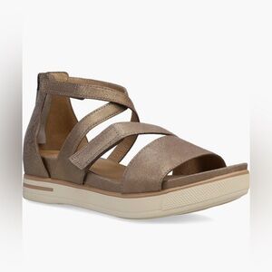 New Eileen Fisher Story Platform Leather Sandal (size 6.5)